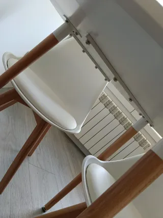 Mesa redonda y 4 sillas blancas