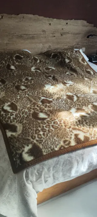 Manta de lana beige y marrón.