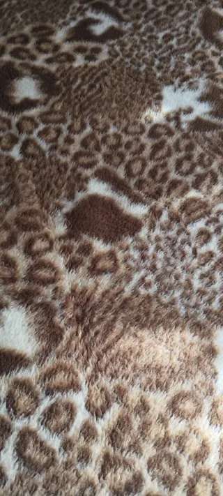 Manta de lana beige y marrón.