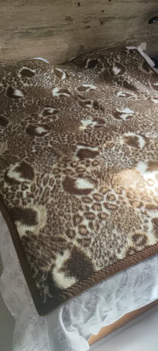 Manta de lana beige y marrón.