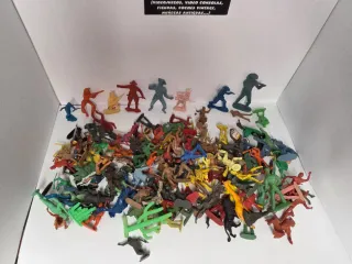 Lotto di soldatini e cavalli in plastica vintage