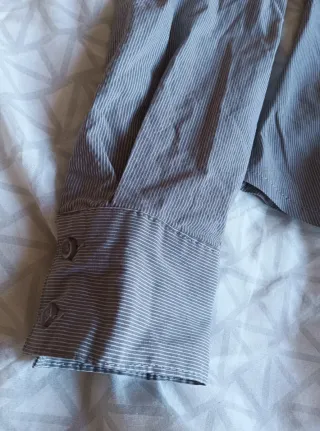Camisa de rayas gris y blanca elástica