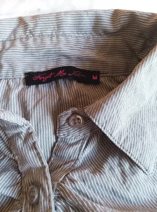 Camisa de rayas gris y blanca elástica