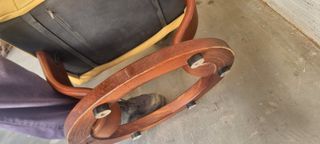 Taburetes de piel beige con base de madera