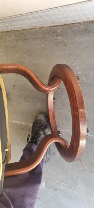 Taburetes de piel beige con base de madera