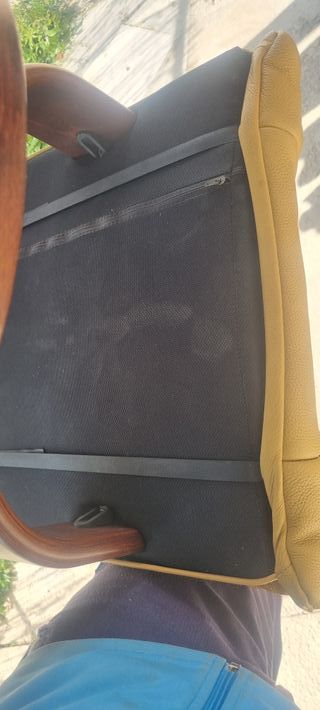 Taburetes de piel beige con base de madera