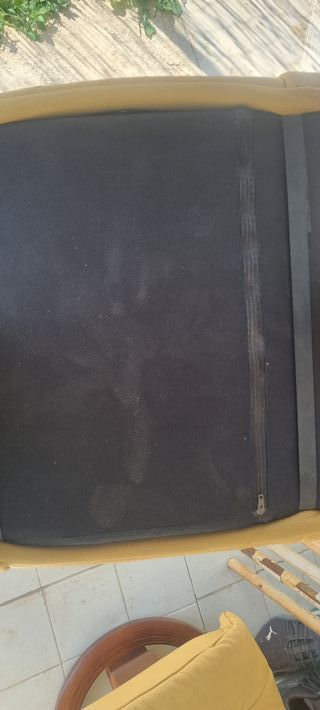 Taburetes de piel beige con base de madera