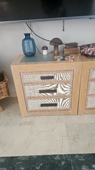 Mesitas de noche de madera y mimbre