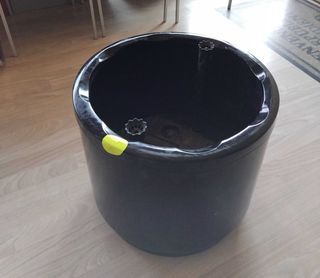 Maceta autorriego negra con ruedas