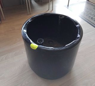 Maceta autorriego negra con ruedas