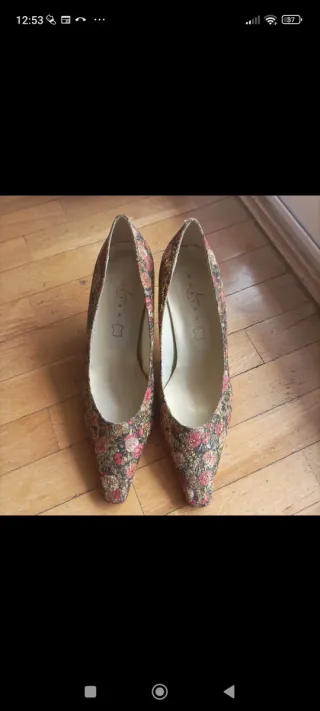 Bonitos zapatos de piel de fiesta sin estre