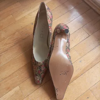 Bonitos zapatos de piel de fiesta sin estre