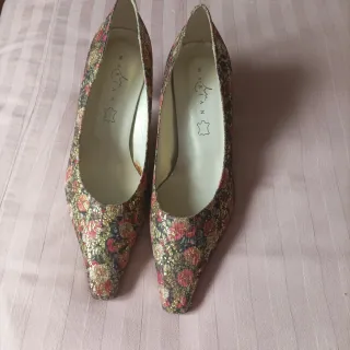 Bonitos zapatos de piel de fiesta sin estre