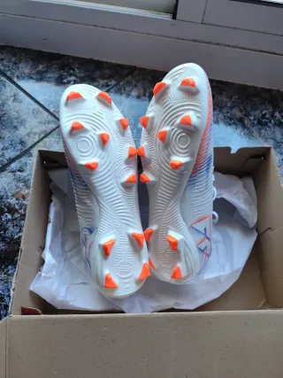 Botas de fútbol Puma Blancas y Naranjas