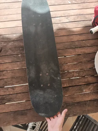 Skate con casco, rodilleras y funda