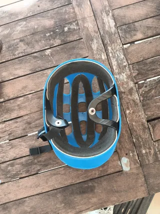 Skate con casco, rodilleras y funda