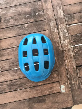 Skate con casco, rodilleras y funda