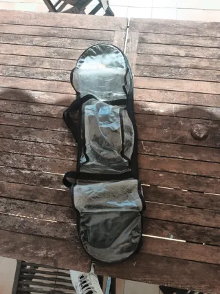 Skate con casco, rodilleras y funda