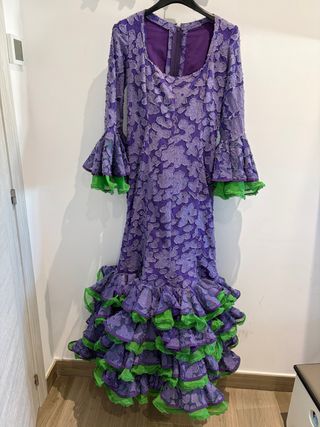 Traje de flamenca morado y verde