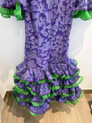 Traje de flamenca morado y verde