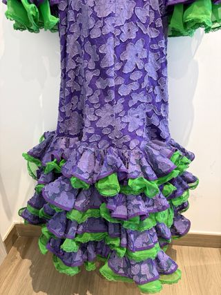 Traje de flamenca morado y verde