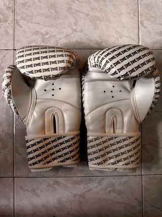 Pack guantes + zapatillas + espinilleras