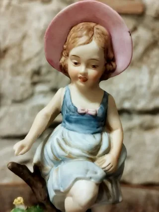 Statua Capodimonte bambina con cappello