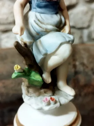 Statua Capodimonte bambina con cappello