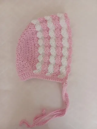 Preciosa capota tejida para bebé