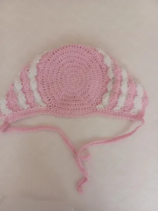 Preciosa capota tejida para bebé