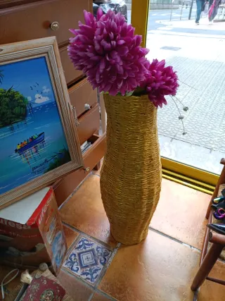 Jarrón de mimbre con flores rosas