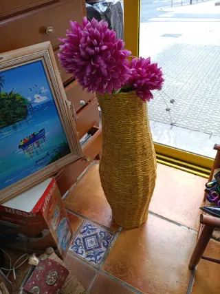 Jarrón de mimbre con flores rosas