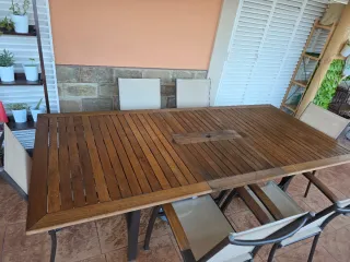 Mesa y sillas de terraza madera y metal