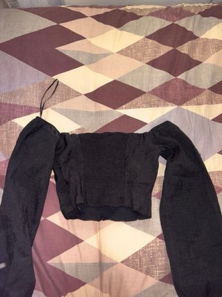 Top negro hombros descubiertos manga larga