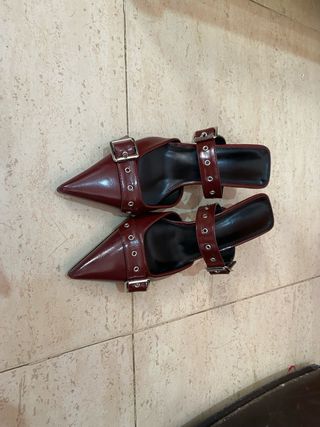 Zapatos de tacón burdeos con hebillas