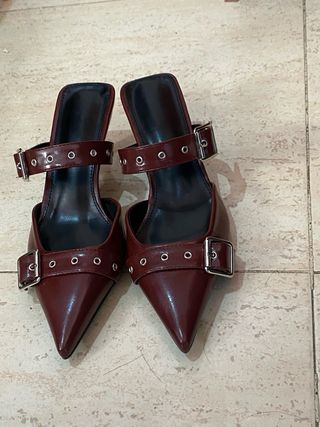 Zapatos de tacón burdeos con hebillas