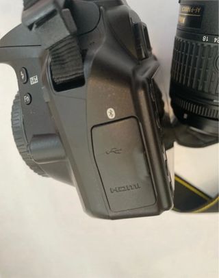 Cámara Nikon D3400 con objetivo y batería extra