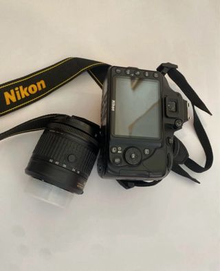 Cámara Nikon D3400 con objetivo y batería extra
