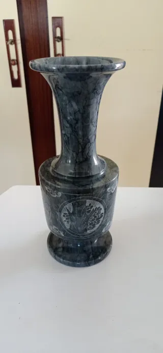 Jarrón de mármol gris con grabados