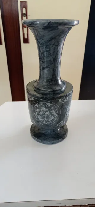 Jarrón de mármol gris con grabados