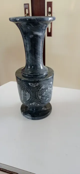 Jarrón de mármol gris con grabados