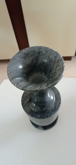 Jarrón de mármol gris con grabados