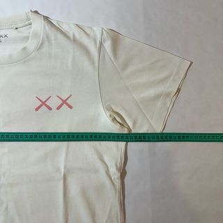 Camiseta Uniqlo x KAWS - Talla M