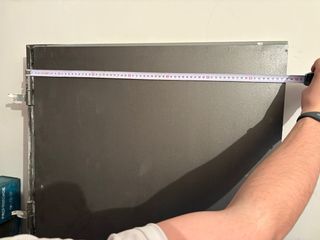 Puerta de Hierro Reforzada con Marco y Cerrojo