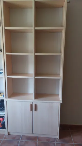 Estantería de madera beige