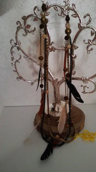 Collana con piume e perline