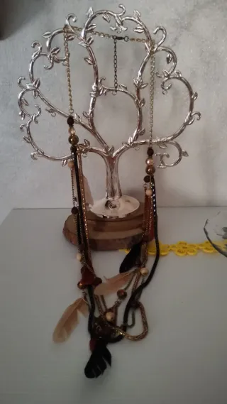 Collana con piume e perline