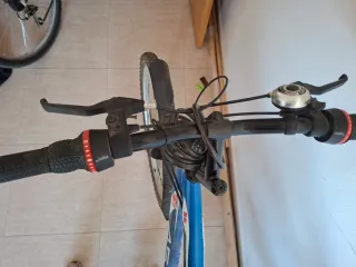 Bicicleta de montaña azul