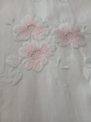 Sábana algodón bordada flores rosa