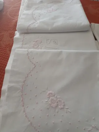 Sábana algodón bordada flores rosa